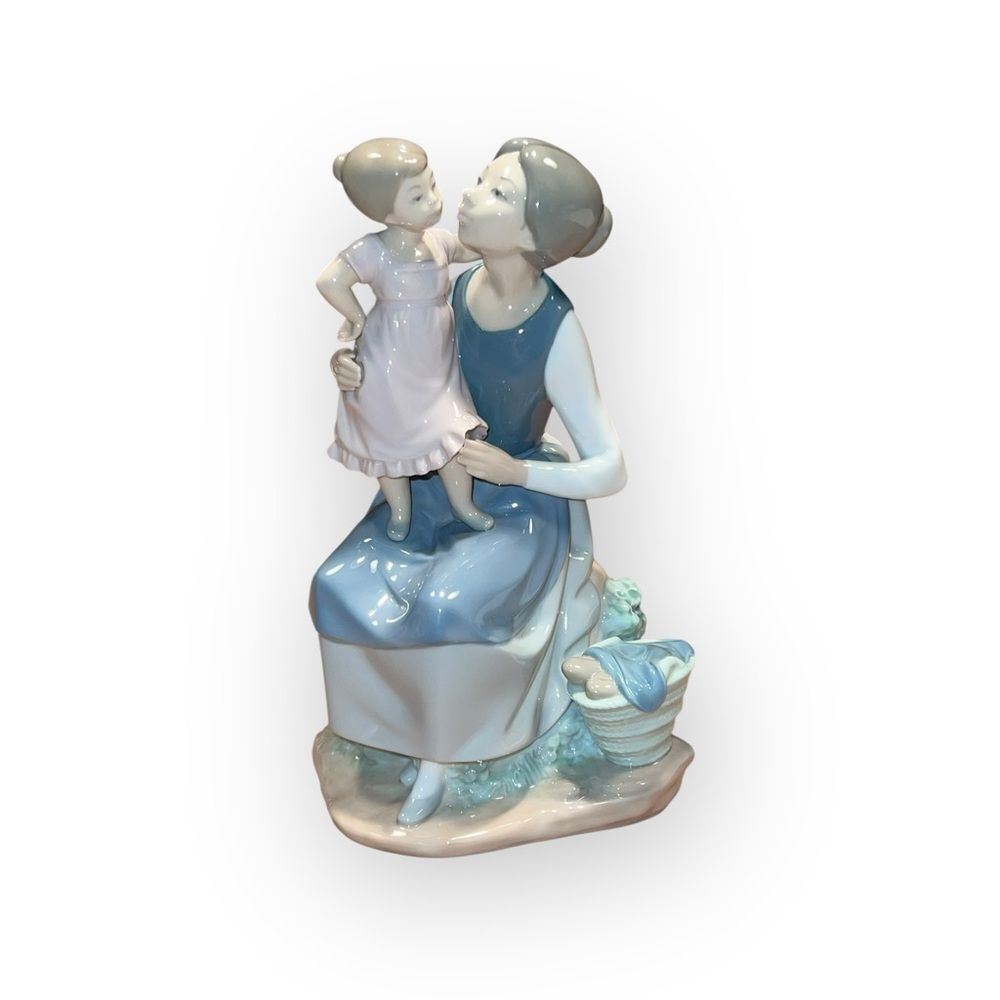 Lladro Nao Rare Retired “The Pampering” Porcelain Art - Picture 2 of 10